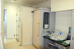 検査室です。聴力検査ボックスとレントゲン室です。検査結果は、診療室のモニターでご説明します。